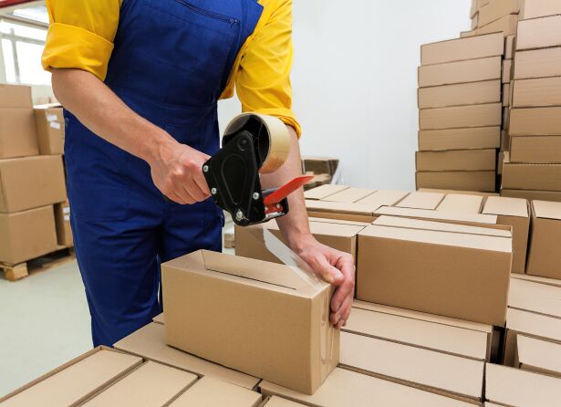 通達(dá)寶物流——專(zhuān)業(yè)人員打包