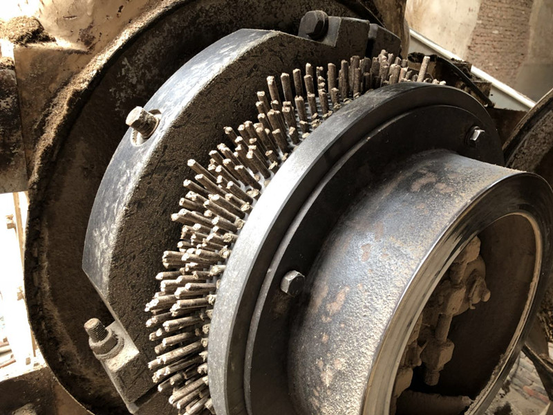 生產(chǎn)中的秸稈顆粒機(jī)