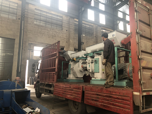 秸稈顆粒機(jī) 秸稈顆粒機(jī)2臺(tái)裝車