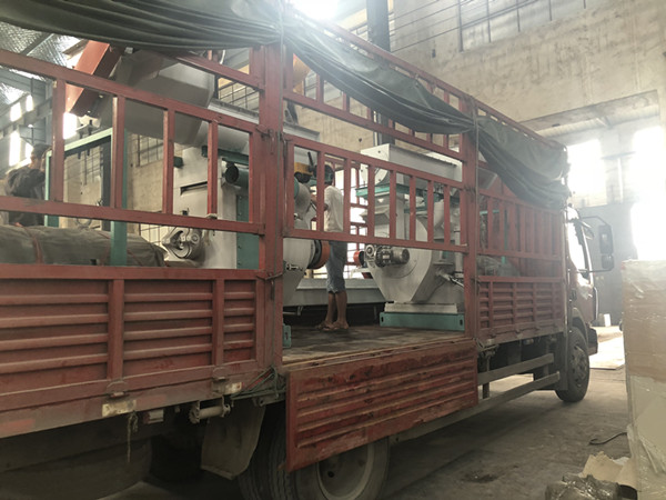 秸稈顆粒機(jī)裝車完成 秸稈顆粒機(jī)裝車完成